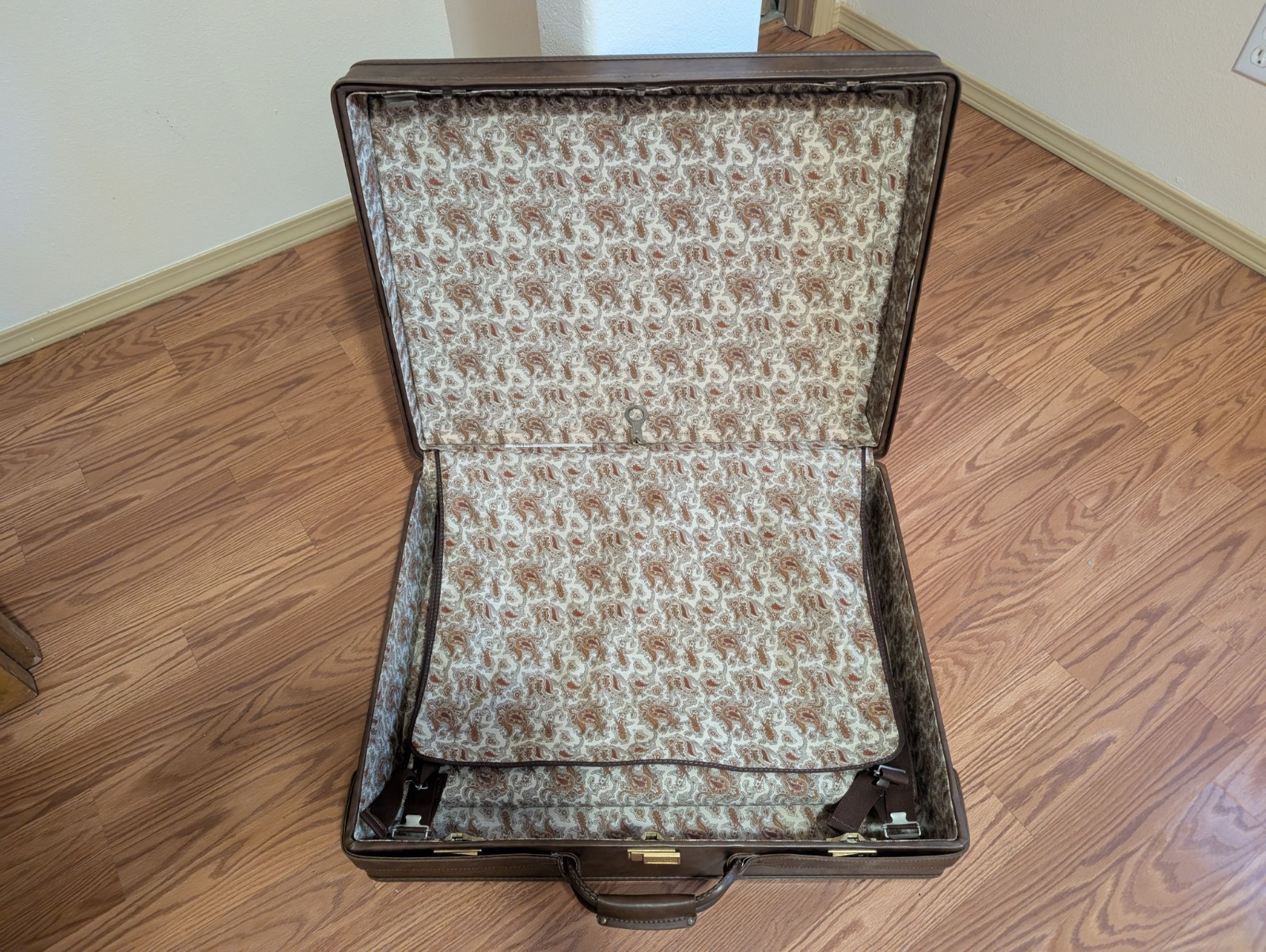 Vintage Hartmann Hard Shell Leather Suitcase Dark Brown / Paisley 26″x20″