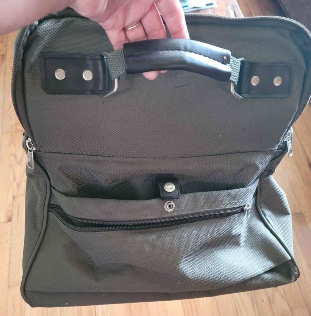 American Tourister Arizona Messenger Bag Shoulder Travel Carry On