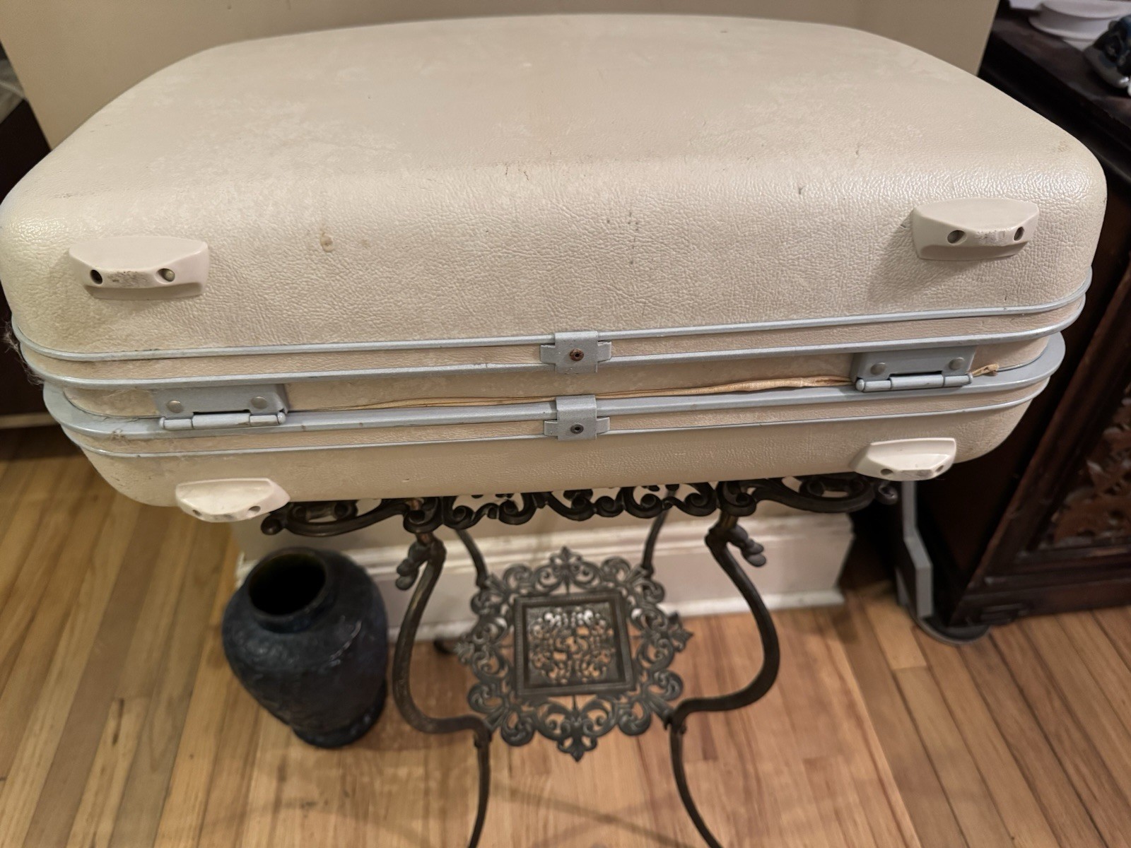 Vintage Samsonite Silhouette Suitcase White Hard Shell Luggage 20” x 16” x 7”