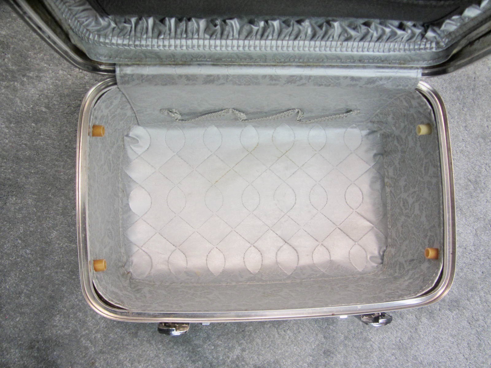 Vtg American Tourister Tiara GRAY Train Case Makeup W/Mirror 2 Fabric Bags Key