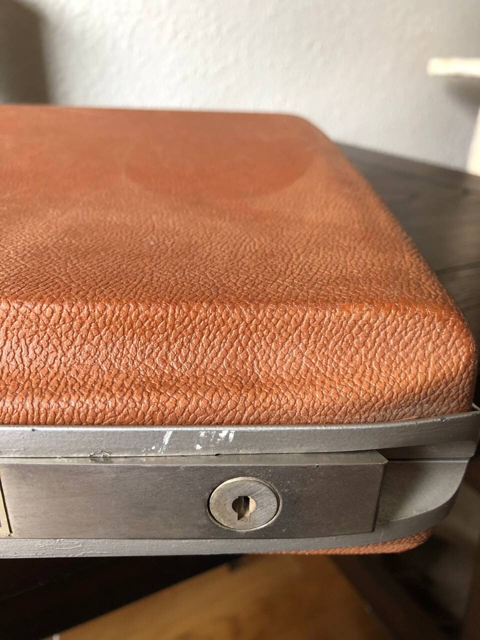 Vintage 60’s Briefcase Royal Traveler Key Locks Light Brown 18”x12”x3.5”
