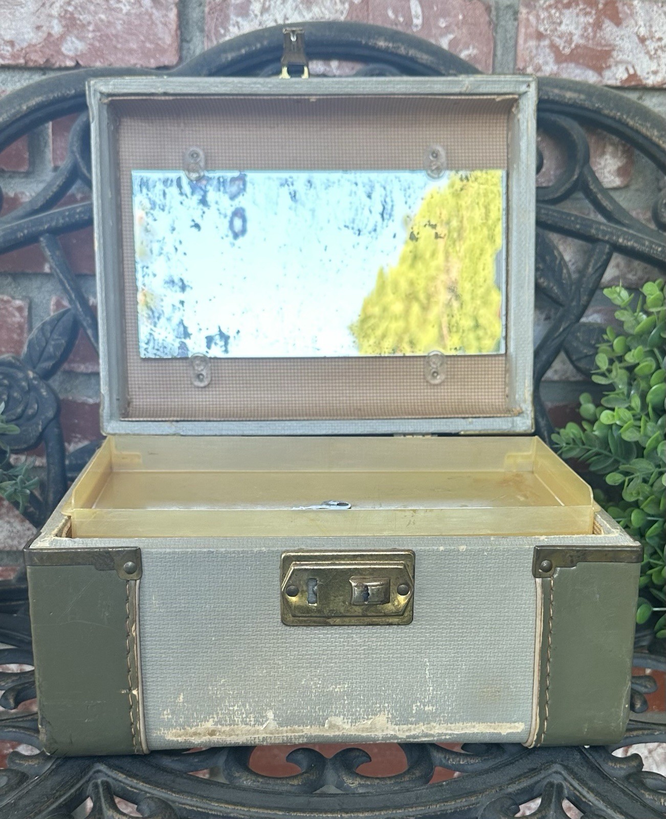Vintage Train Case; Seafoam/Olive Trim; Houndstooth Paper Int; Mirror, Tray, Key