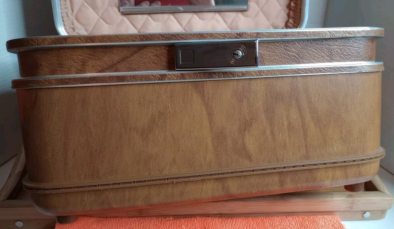 Vintage Airway Travel / Train Case With Mirror And Keys. Brown. 🚝 💥🔥🔥💥