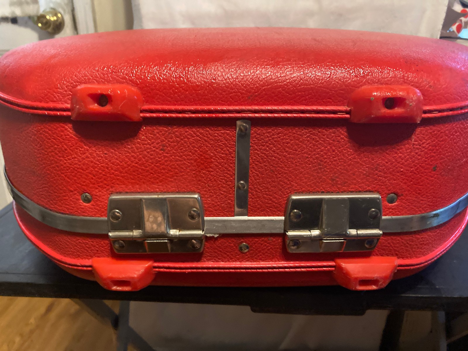 Vintage American Tourister Tiara Round Hat Box Luggage 20″ Suitcase Red Case