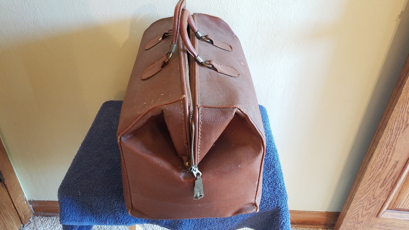 Brown Hardshell Doctors Bag BAD Zipper ROUGH POOR READ Vintage Antique Hard Prop