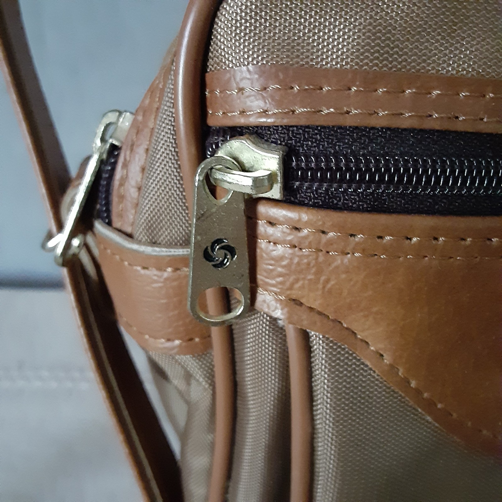 Vintage Samsonite Crossbody Bag Tan Shoulder Tote 11.5 x 6 x 9 Adjustable Strap