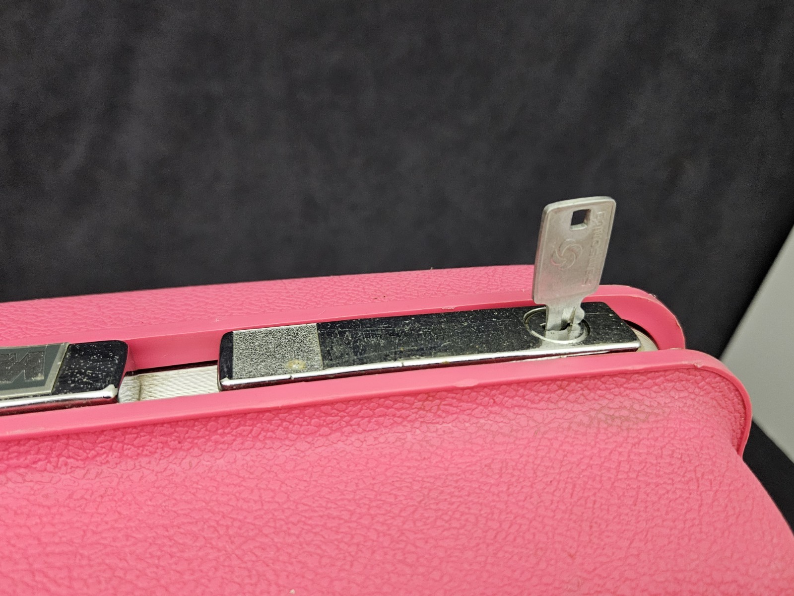 VTG Samsonite Saturn Barbie Hot Pink Suitcase Hard Shell 20x15x6″ w/key