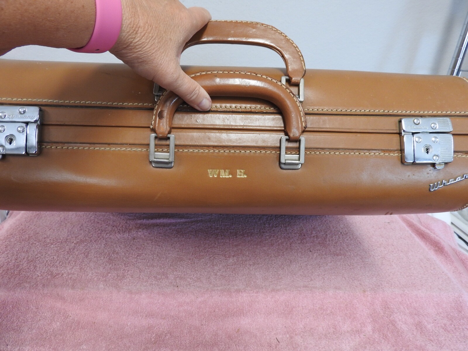 2 Vtg Wheary Butterscotch Leather Suitcases – 24″ Colonel & 20″ Little Colonel