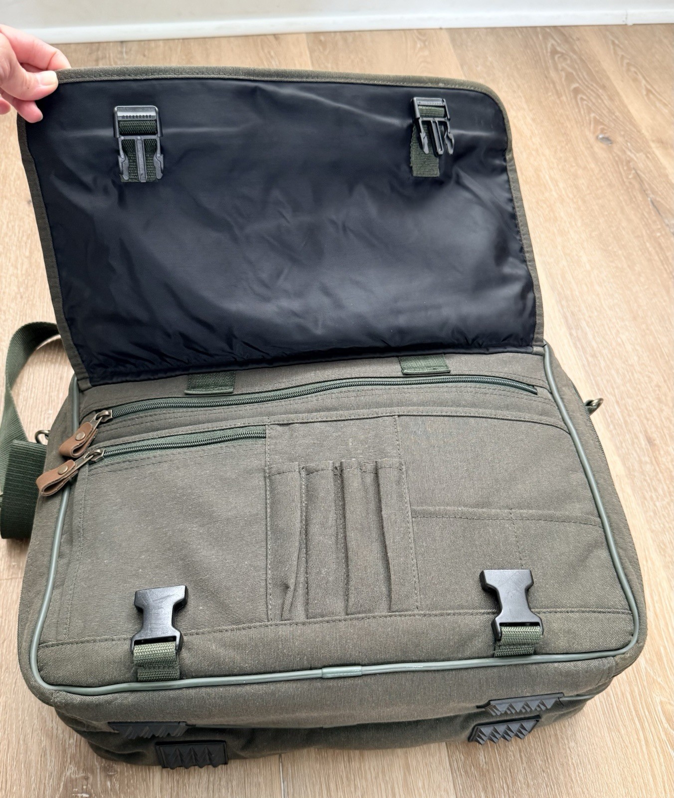 Jeep 90’s Vintage Travel Equipment Line Laptop/Trip Bag Carry Case Army Green