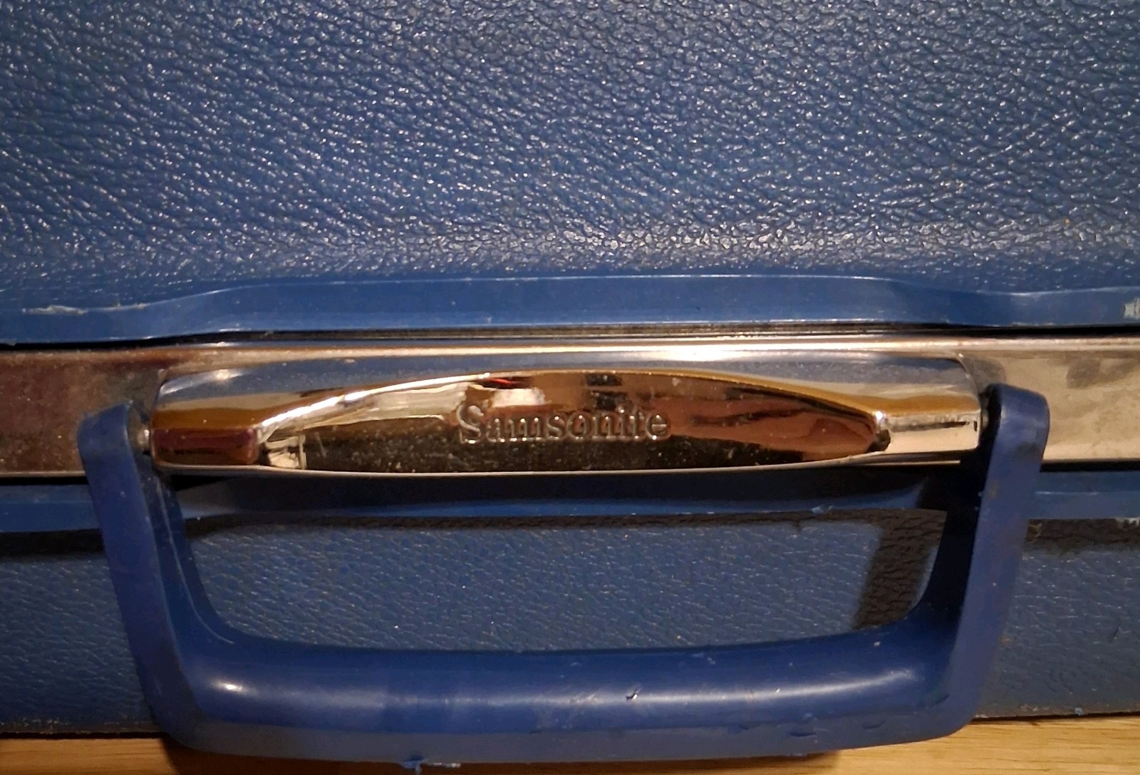 Vintage 1960s MCM Samsonite Hard Shell Suitcase Blue 23″ X 17″ X 6″ No Keys