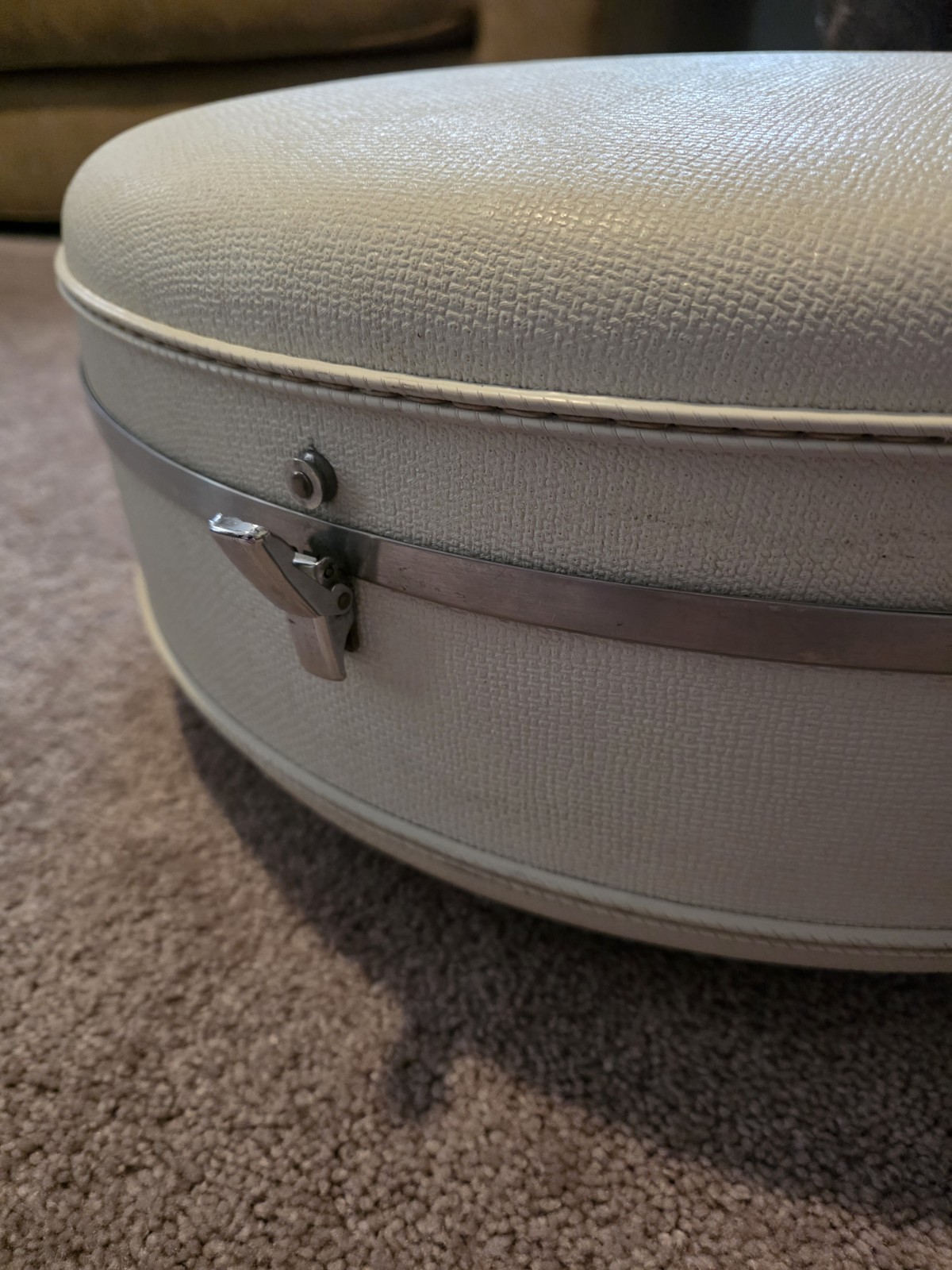 VTG American Tourister Tiara Round Travel Luggage Hat Suitcase White 19”