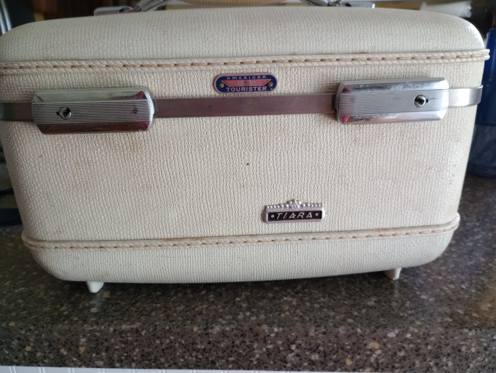 Vintage American Tourister Tiara white Textured Train Case luggage NO KEY USA
