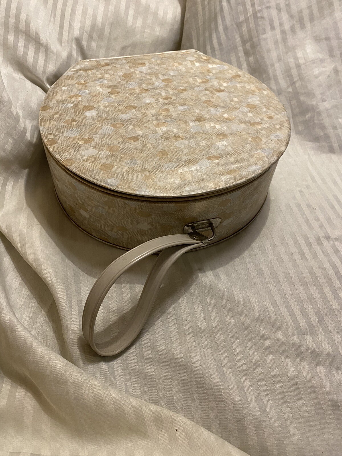 Vintage HAT BOX Travel Luggage Suitcase ROUND Pearl Tan Bag Train Case Carry On