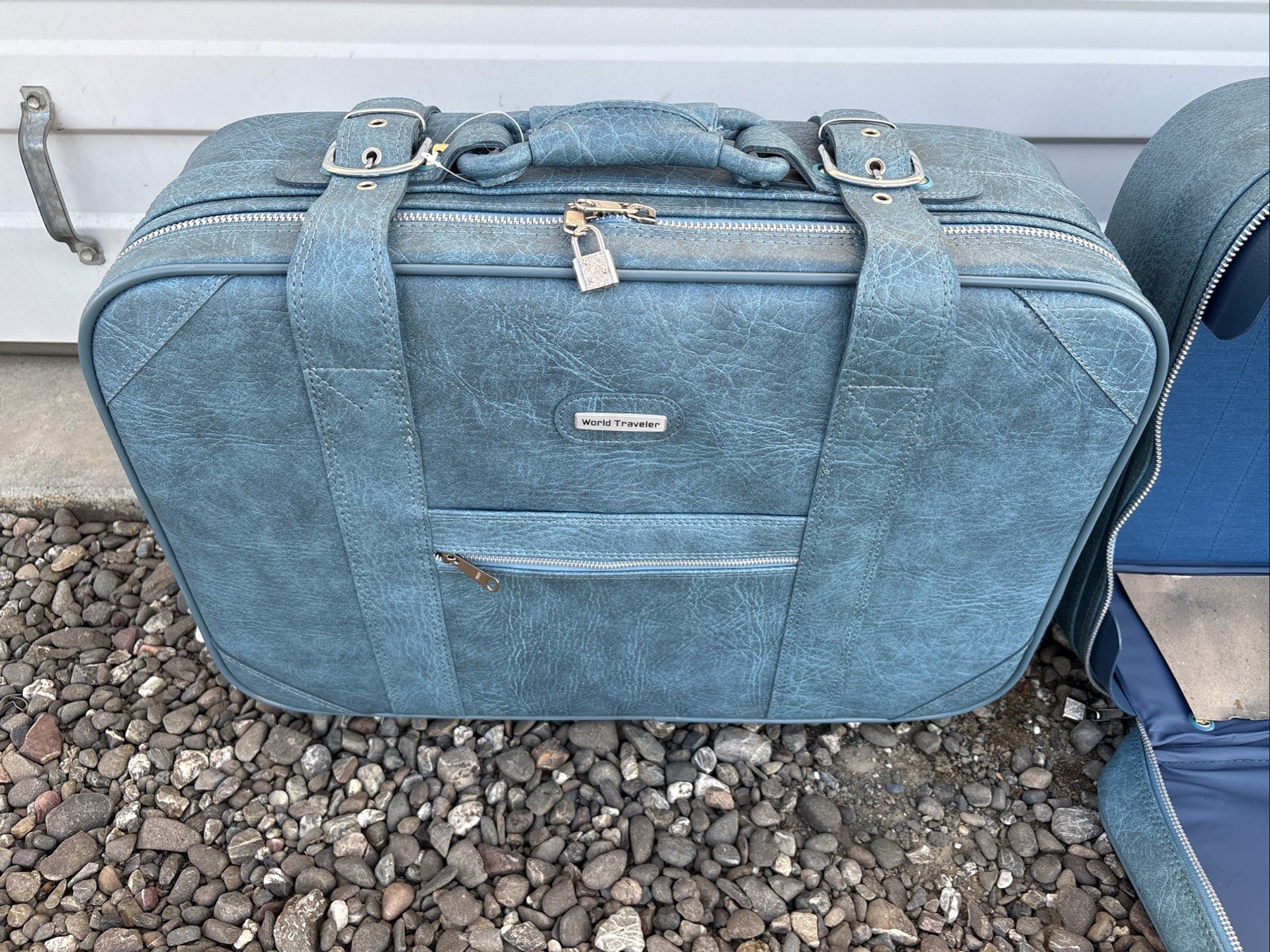 1970s Blue Faux Leather Luggage 5 pc Set New Vista Dallas includes Keys Lock NOS