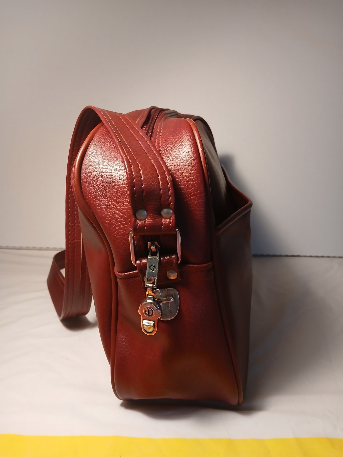 VTG Samsonite Carry On Tote Luggage Adj Shoulder Strap Burgundy Faux Leather 70s