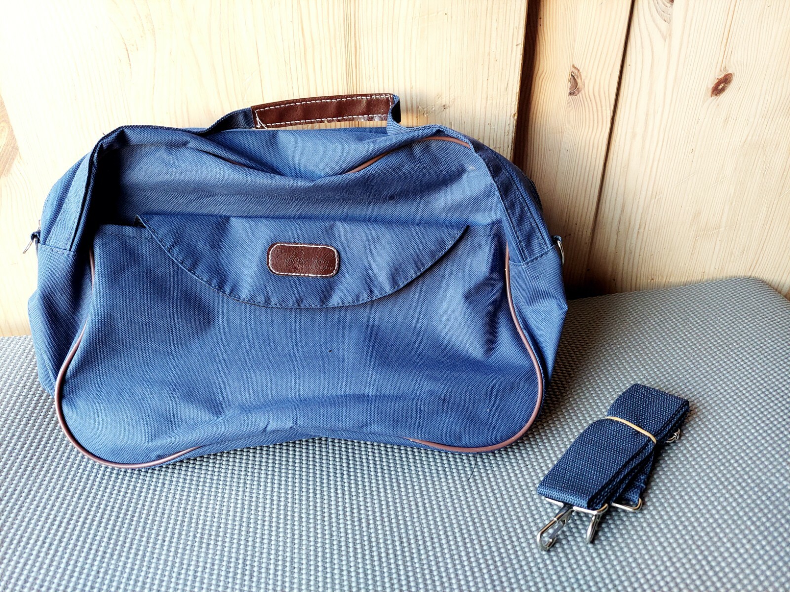 VINTAGE CATHERINE KELLY CANVAS CARRY- ON TRAVEL CASE. W/SHOULDER STRAP.