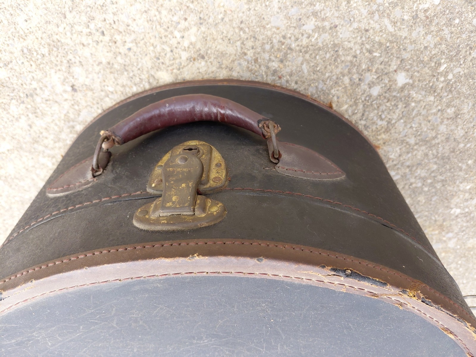 Antique Collectible 1900s BLACK CIRCULAR TRAIN CARRYON CASE 18″ x 16.5″
