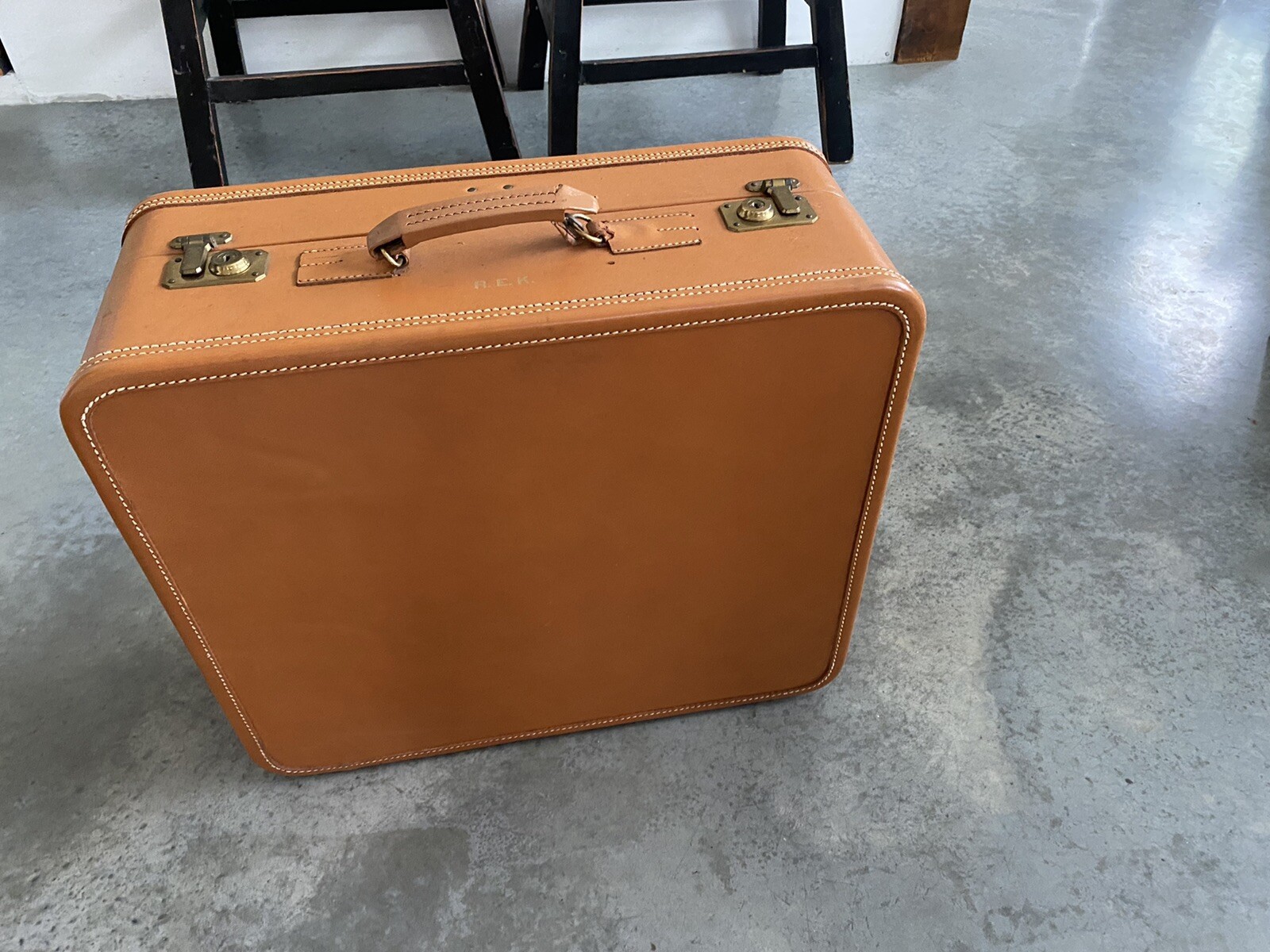 Vtg Luggage Antique Suitcase Amelia Earhart 1940s Tan Leather Boxy 21″ x 20″