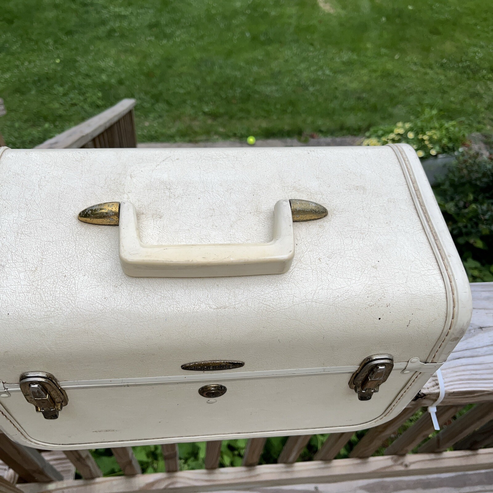 Vintage Taperlite Case 50’s & 60’s Travel Personal Case luggage Rare White