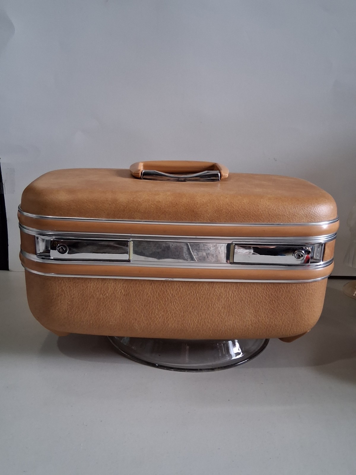 VTG MCM 1960’s”Eaton” Travel Hardshell Traincase; Cosmetic/Toiletry Case; Footed
