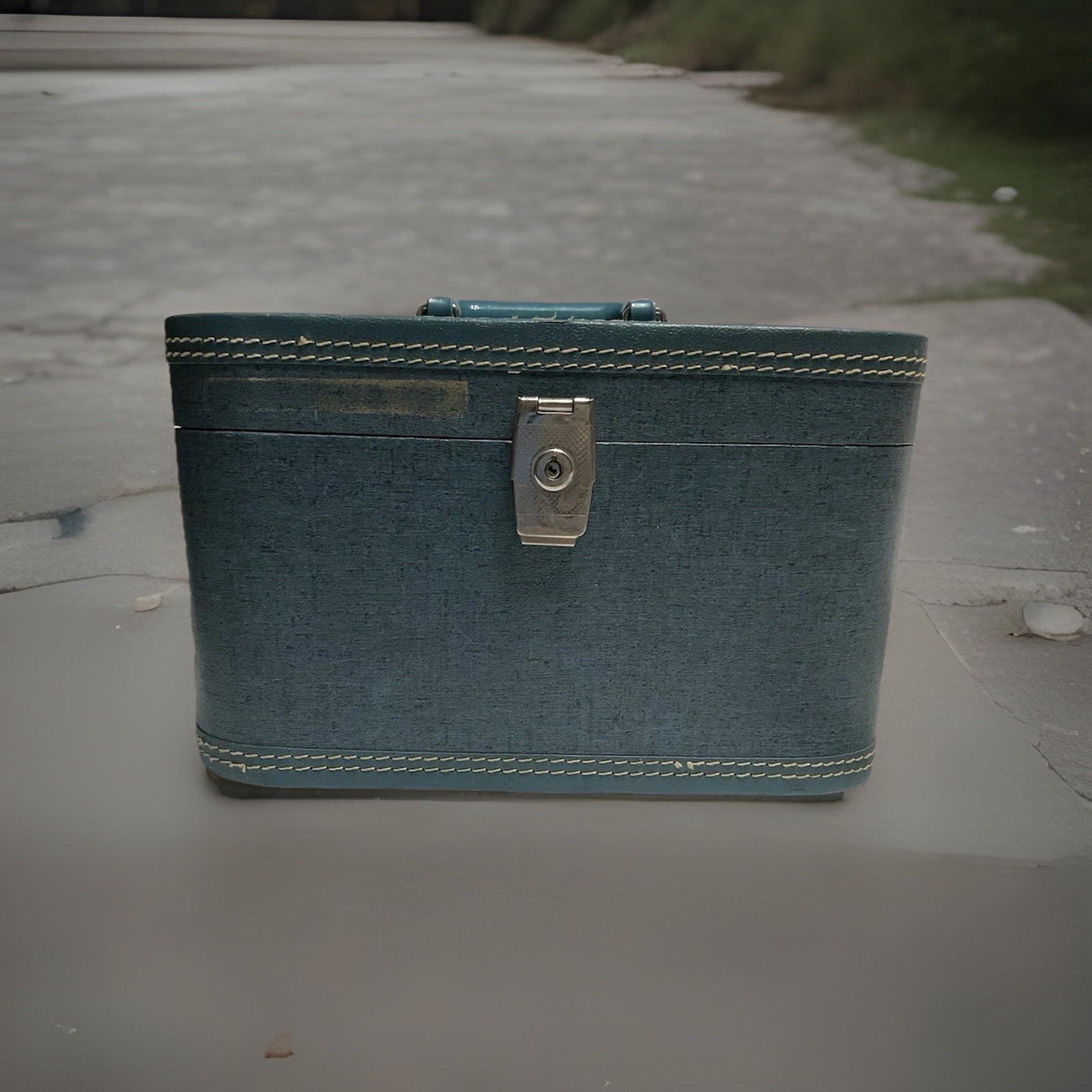 Vintage Hard Shell Blue Overnight Train Makeup/Storage Case no key