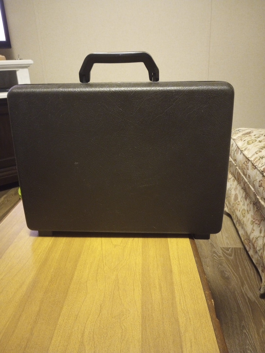 Samsonite Vintage Hard Shell Briefcase Black, 18″x12″x3″ No Key
