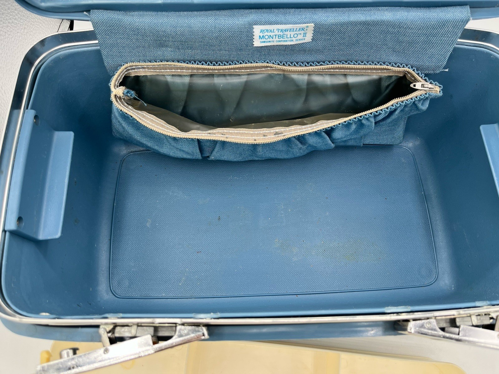 VTG Samsonite Royal Traveller Montbello II Vanity Train Case Baby Blue No Key