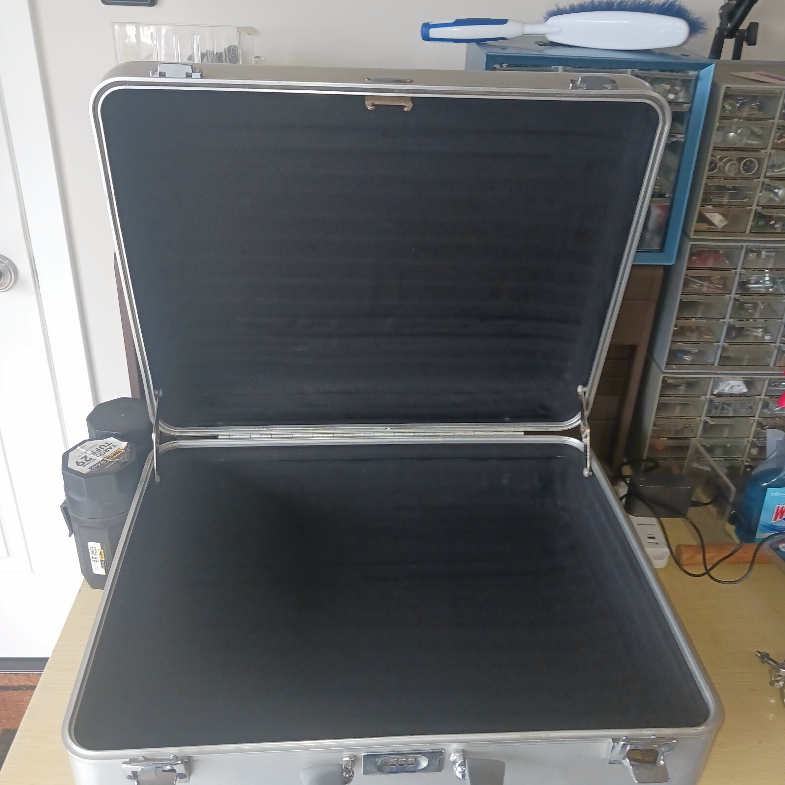 VTG Zero Halliburton Aluminum 21X17X7 LINED, Reg Z, Suitcase, Combination Lock
