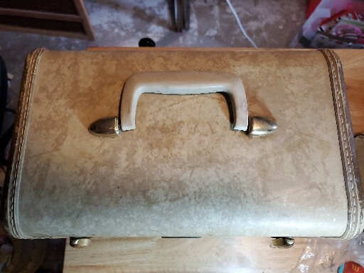 NICE Vintage Samsonite Train Case White Marbled 1950’s No KEY. Nice Mirror