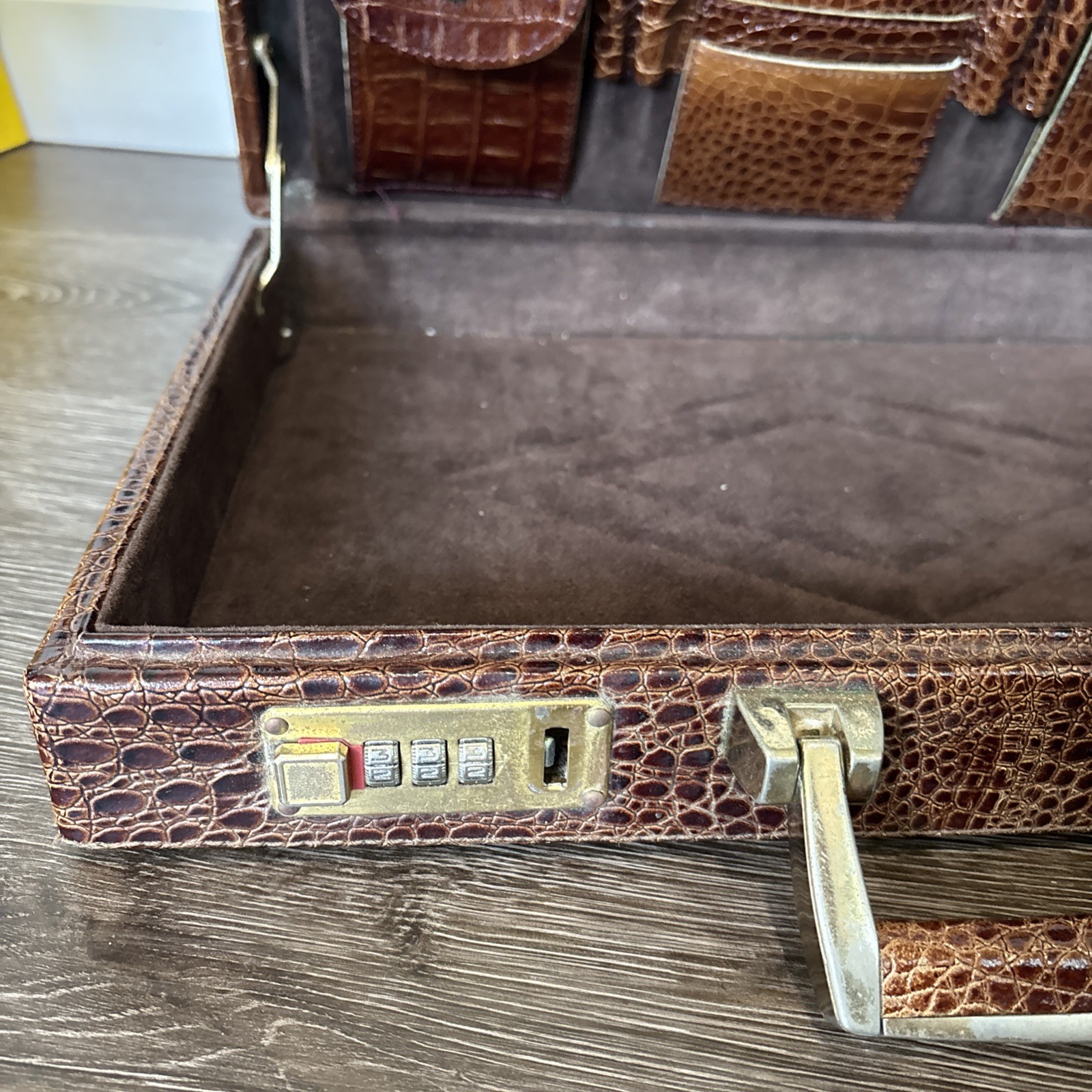 Vintage Antique Alligator Leather Suitcase Unique Steampunk Timeless 17”x11”x3”