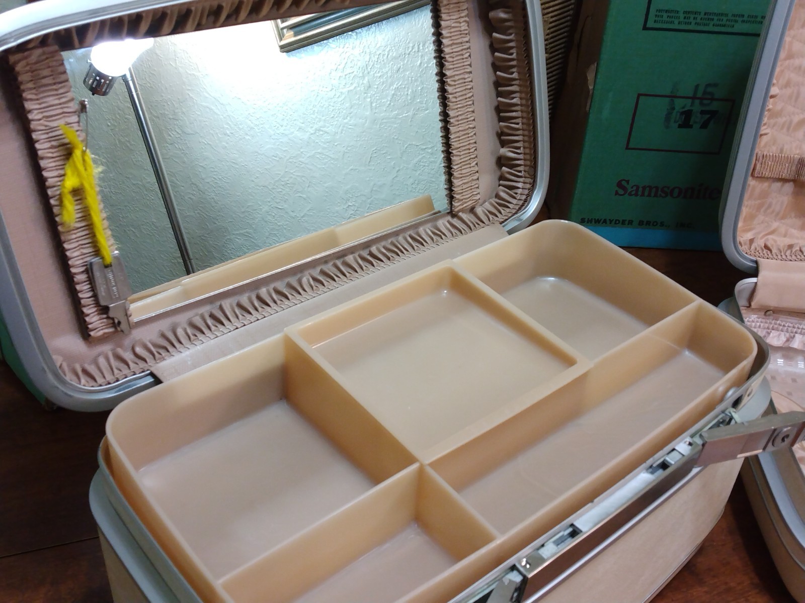 VTG Off White SAMSONITE SHILOUETTE LUGGAGE SET w Keys Beauty Vanity Train Case