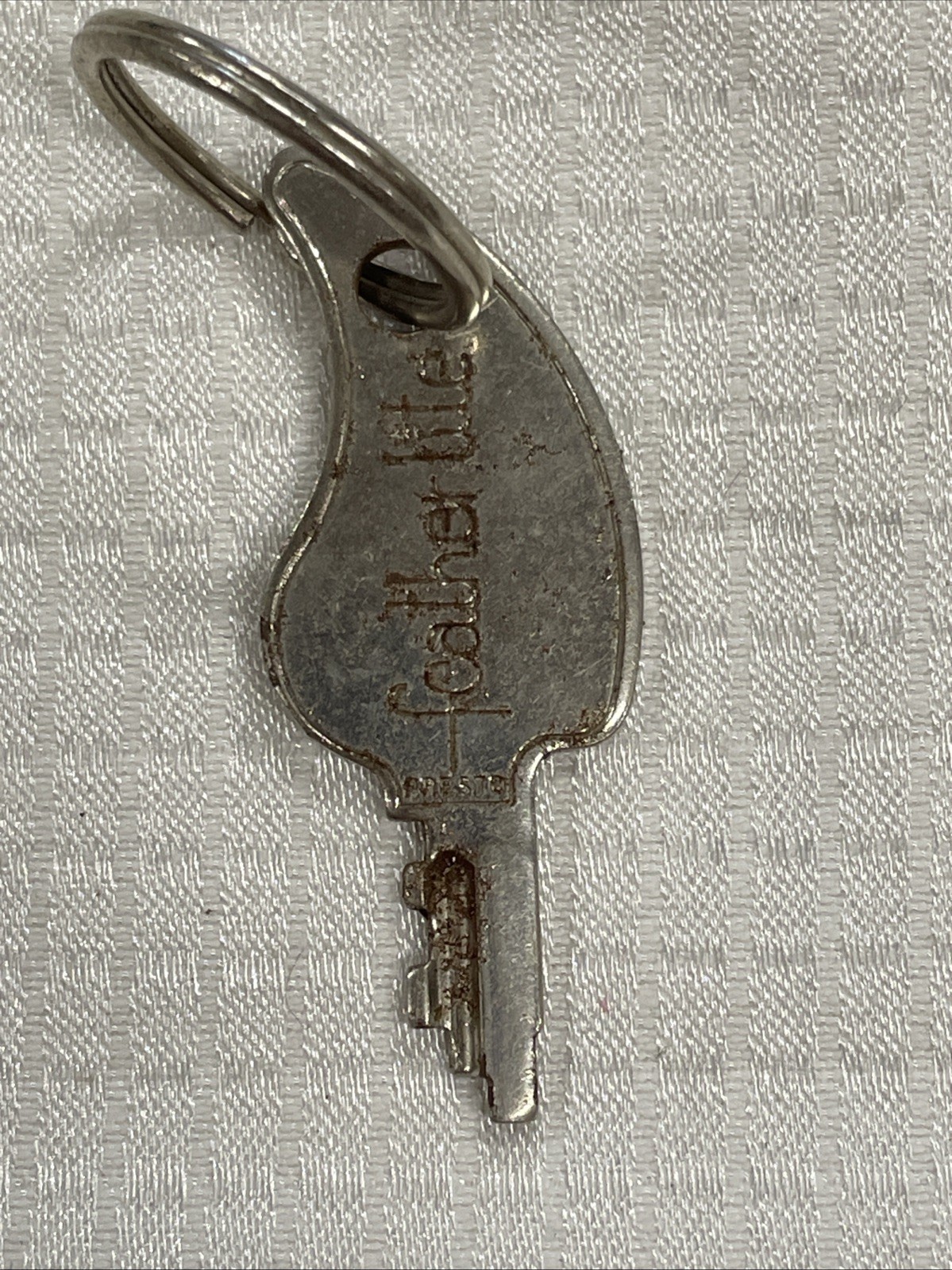Presto Featherlite Luggage Replacement 1742 Suitcase Key Silver Keychain