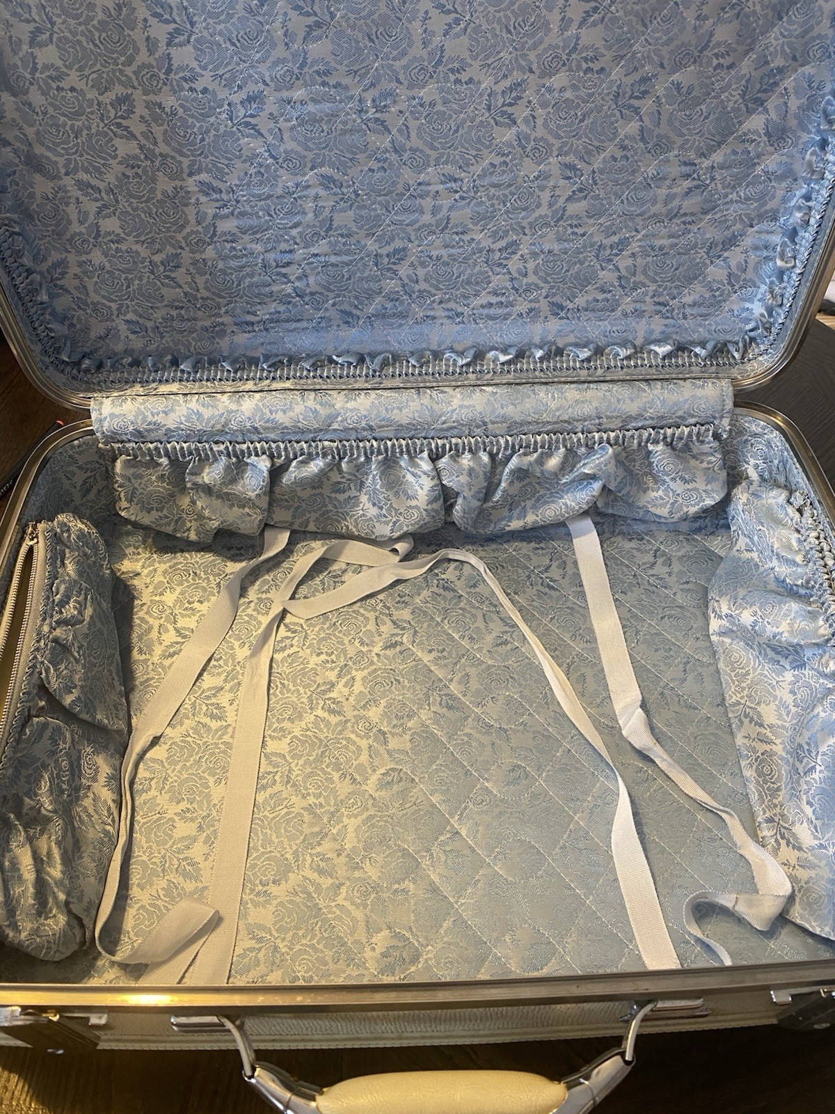 VINTAGE AMERICAN TOURISTER TIARA HARDSHELL SUITCASE CREAM
