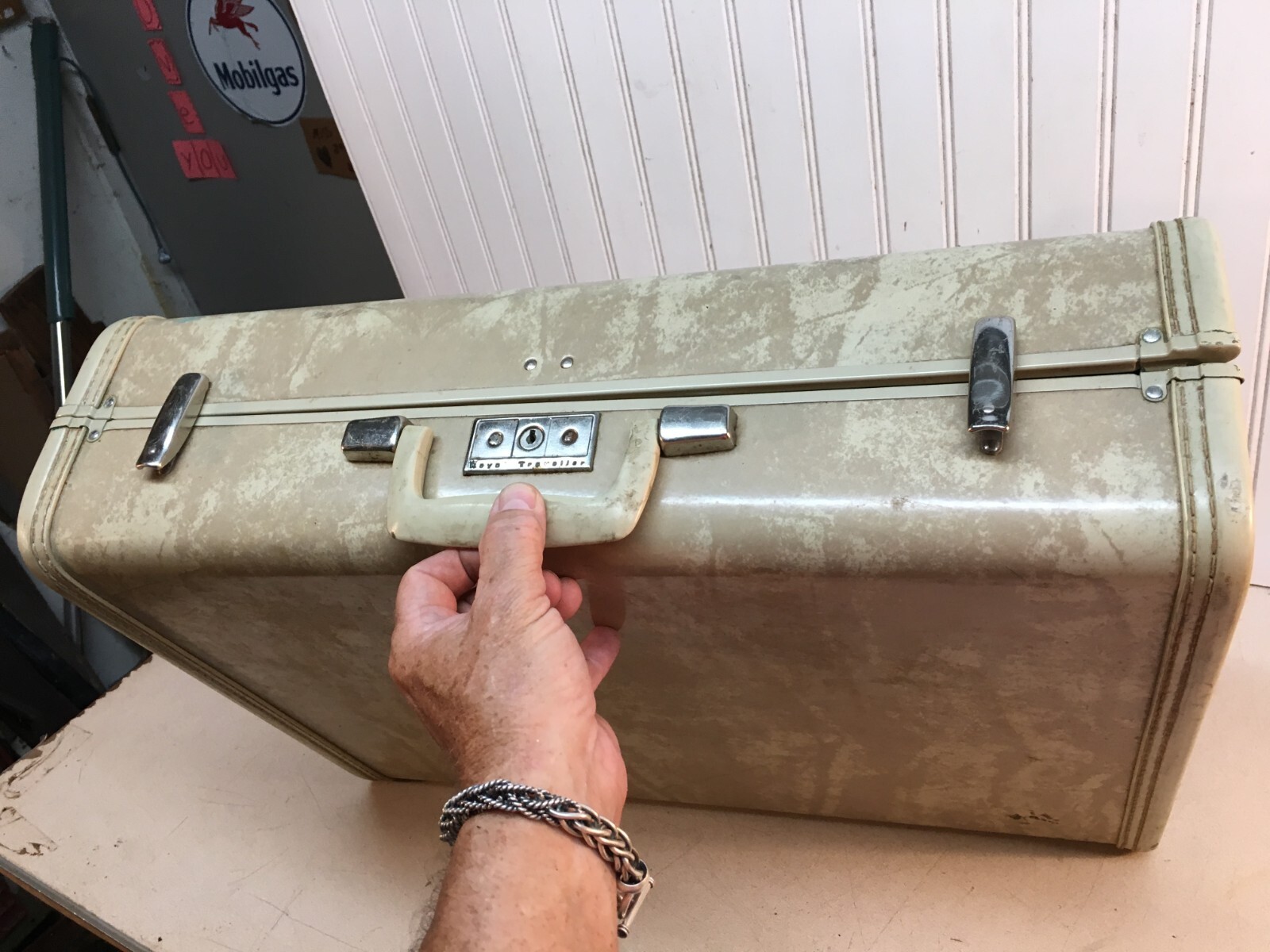 Vintage Royal Traveler 21in Hard Shell Suit Case Tan Beige 1950s 60s