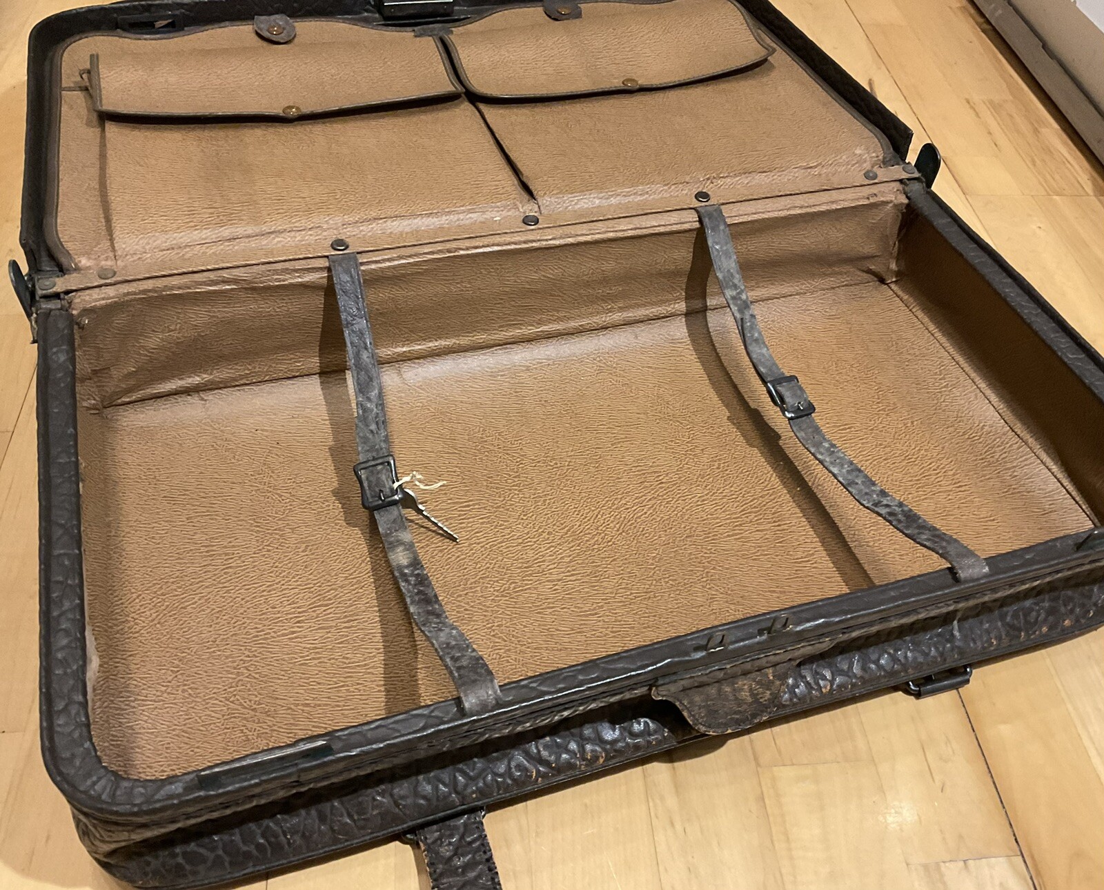 Antique Brown Cowhide Leather Walrus Like Skin Suitcase Luggage 24″ x 13” x 8”
