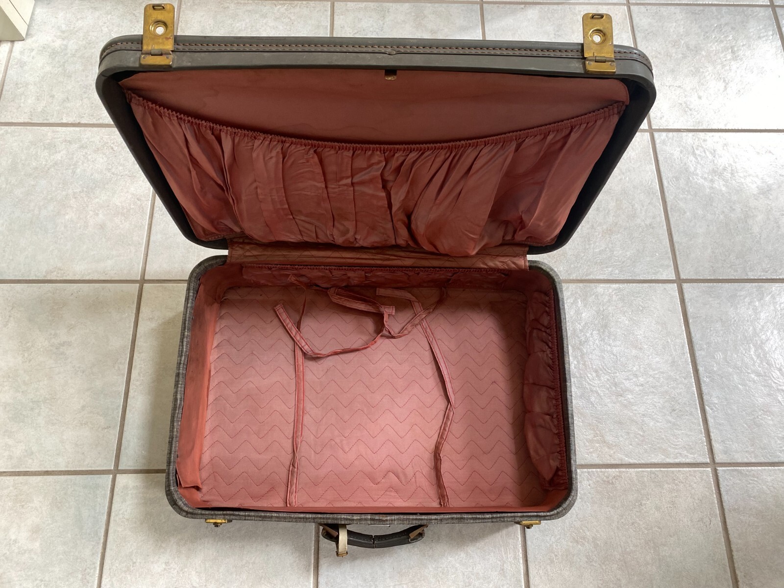 American Tourister Hi-Taper 1940s gray hard suitcase luggage 24 x 16 pink lining