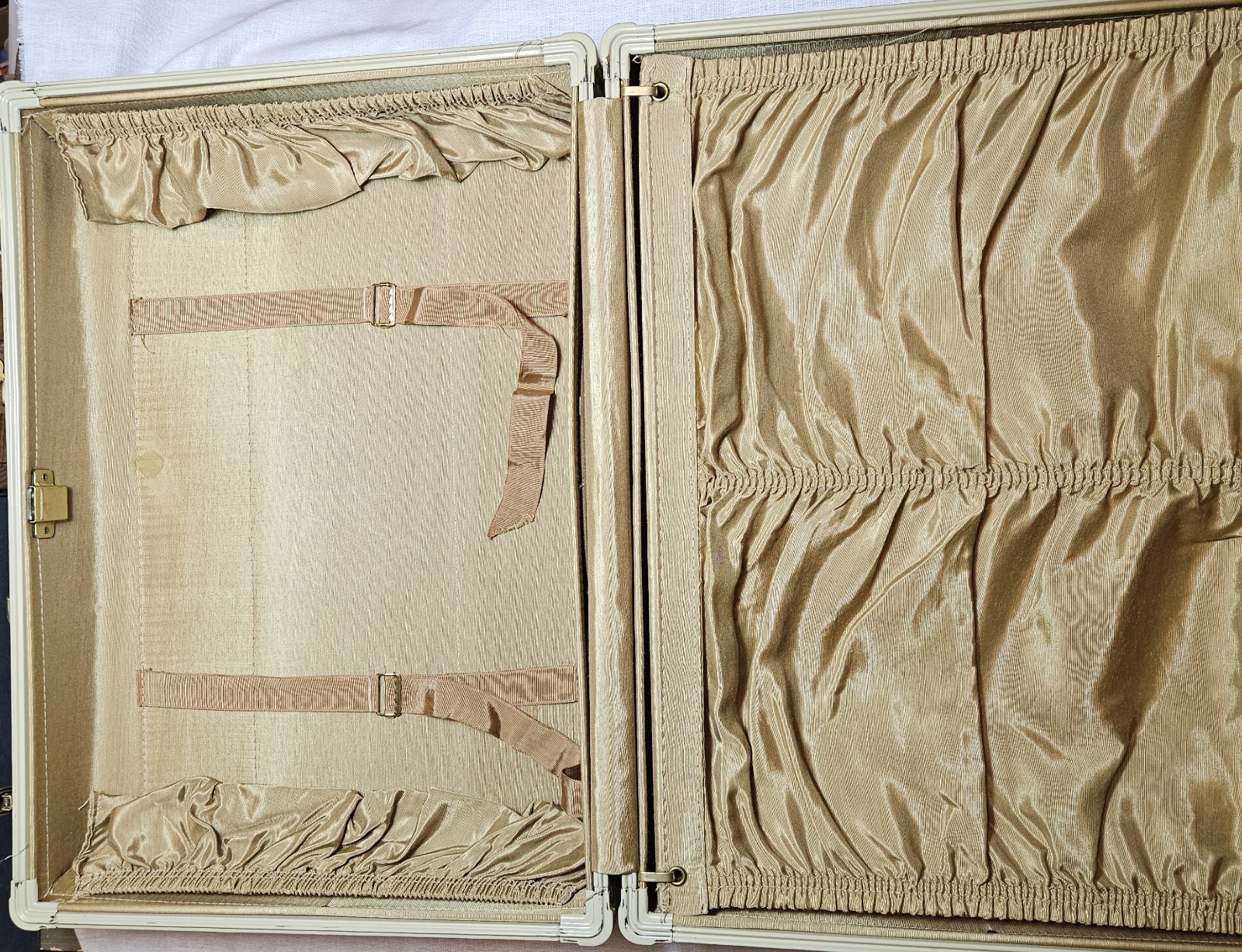 Vintage Samsonite Streamline Suitcase Luggage with Key • Cream Marble