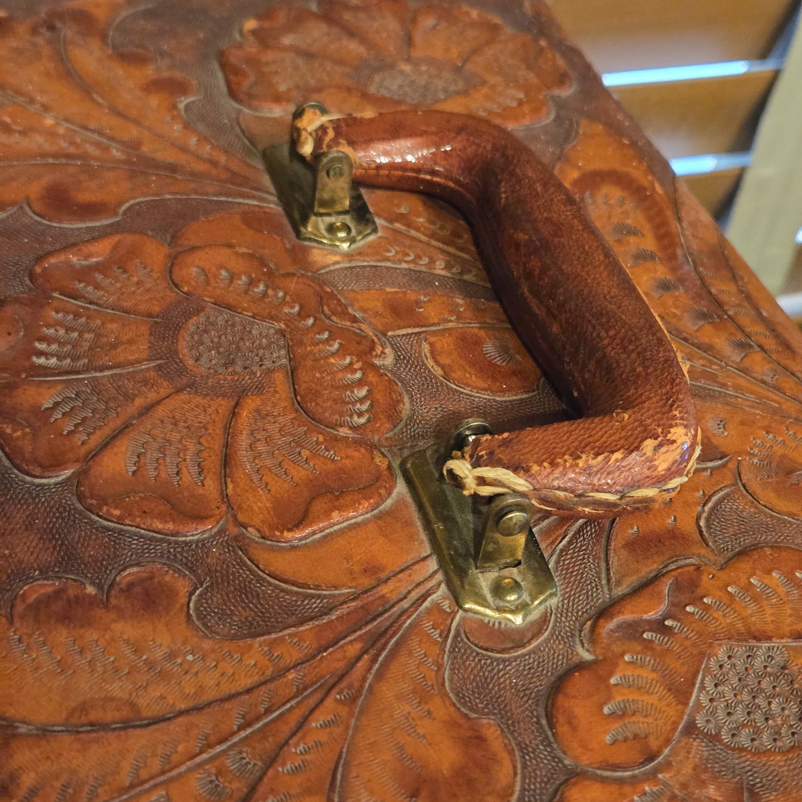 Artmex Antique 40s Hand Tooled 3-D Floral Leather Train Case Jewelry Luggage Key