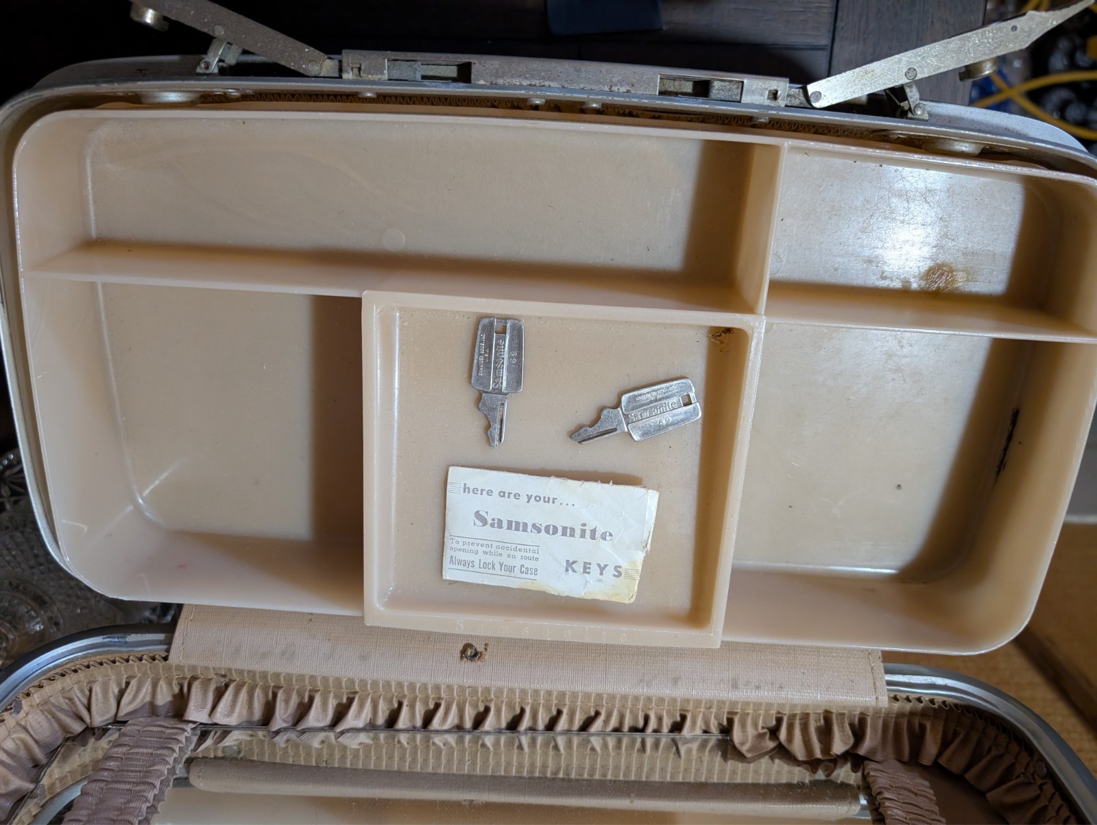 Vintage Samsonite Silhouette Train Case – Cream Marbled Vinyl with tray and keys