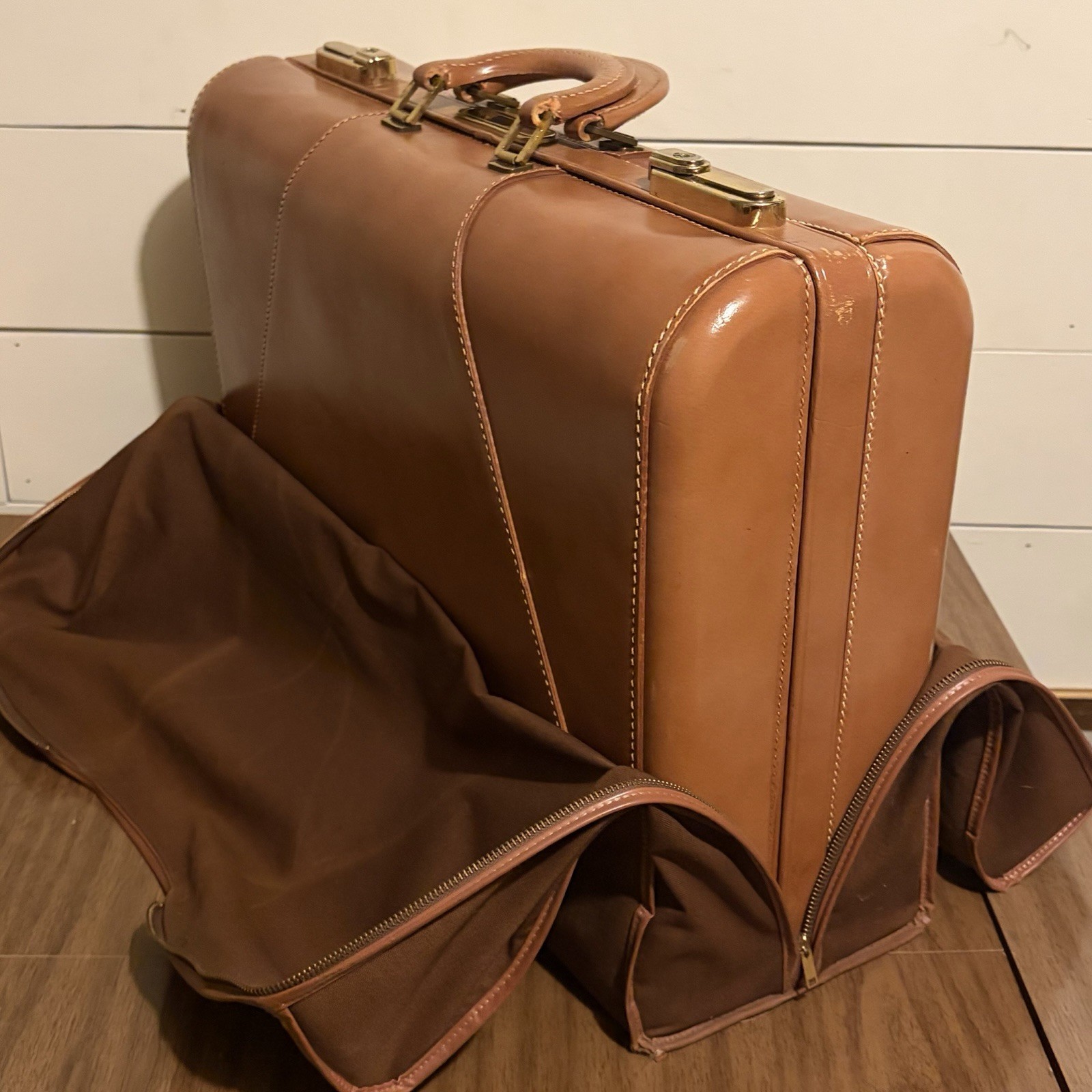 Leather Garment Bag Suit Carrier 22 Tan Brass Lock Travel Case Vintage