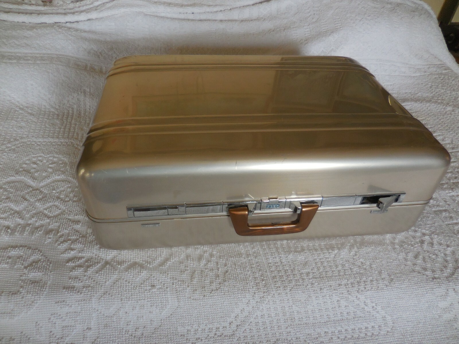 Vintage Zero Halliburton Gold Aluminum Suitcase Luggage Camera Gun Case 26x18x9