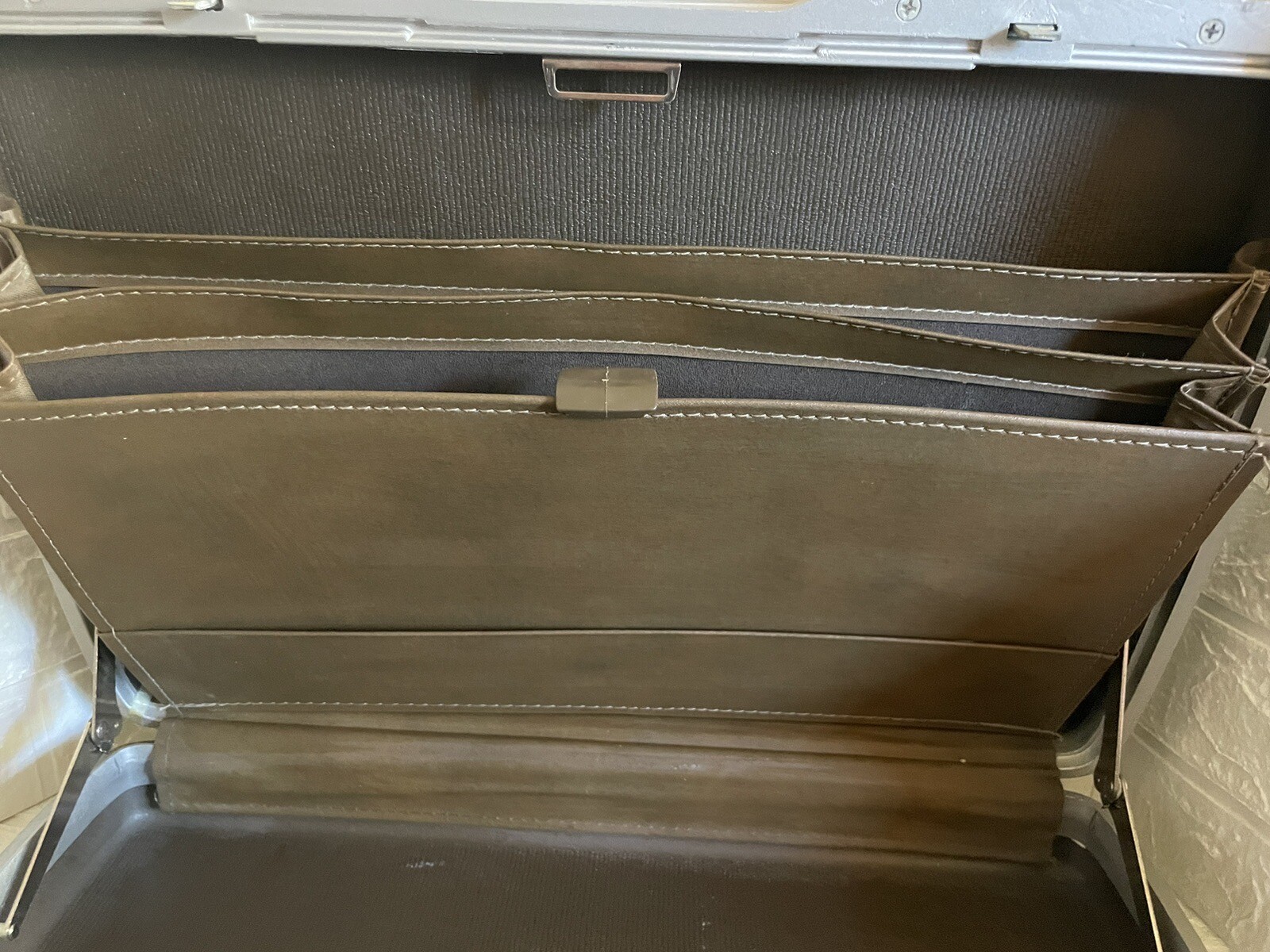 Royal Traveller Hard Shell Brown Slim Briefcase 18″ x 12 1/2″ x 3 1/4″ Vintage