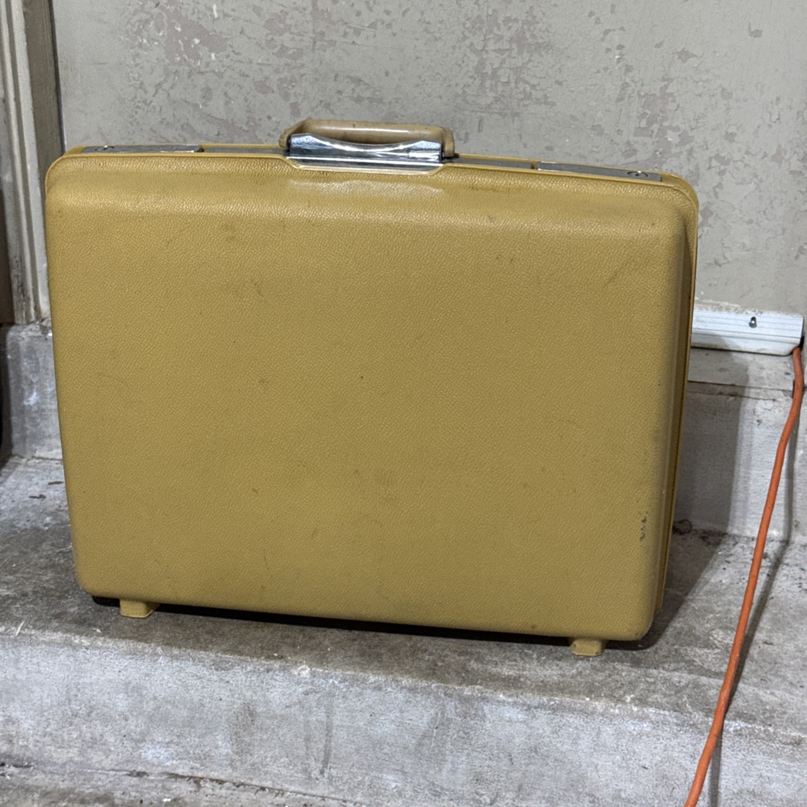 Vintage Royal Traveller Medalist Hard Shell Suitcase Yellow Luggage Samsonite