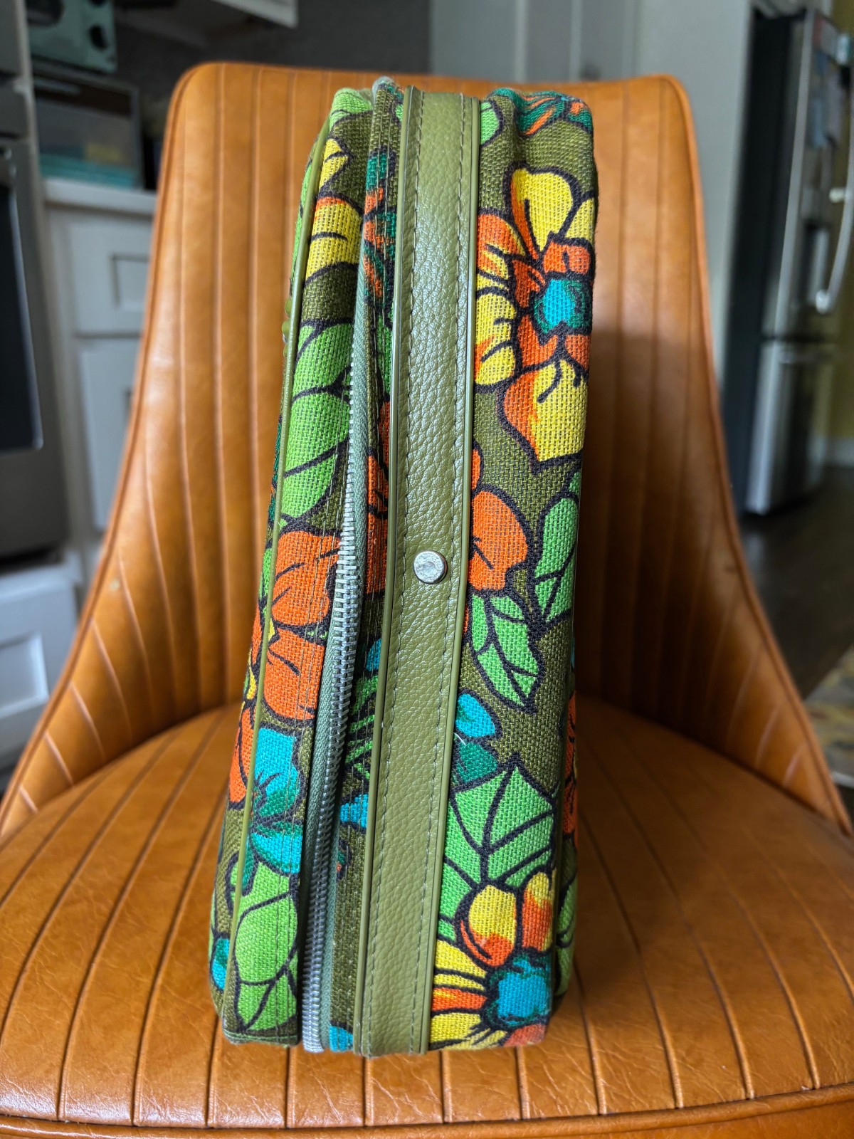 VINTAGE BANTAM TRAVELWARE SUITCASE WITH KEY FLORAL FLOWER POWER GREEN LUGGAGE