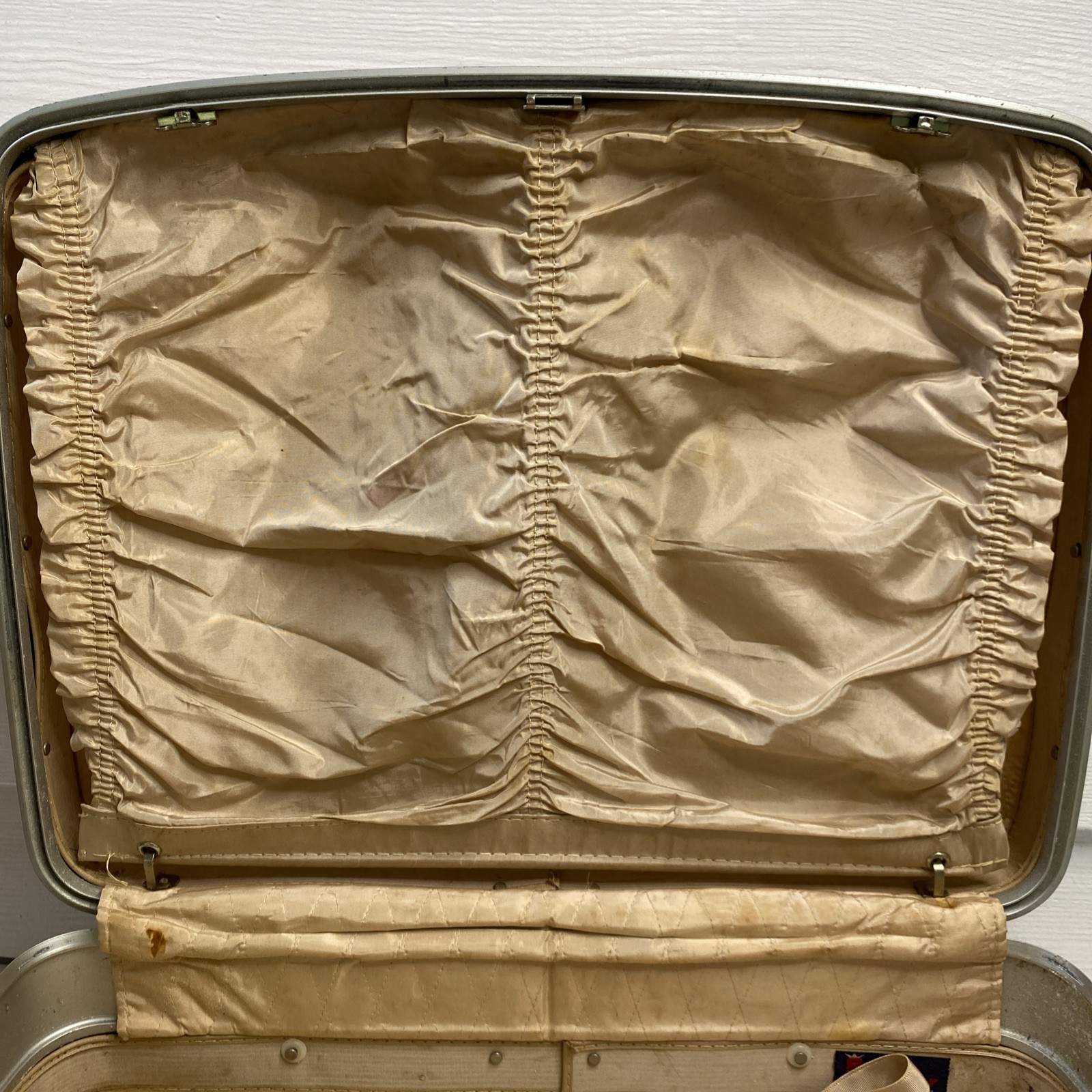 Vtg MCM Mid-Century 50s 60s Royal Traveller Suitcase luggage RED No Key Eclectic