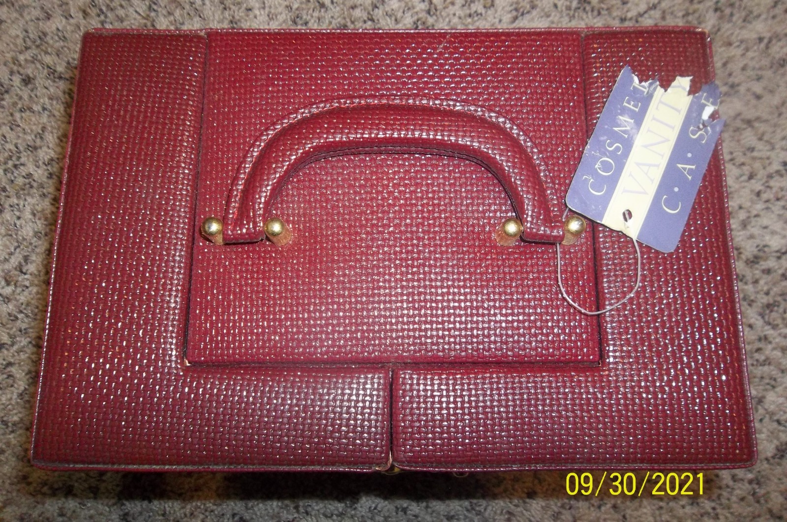 New Vintage Hard Case Folding Cosmetic Vanity Case. Approx 8″ x 10″ x 7″.
