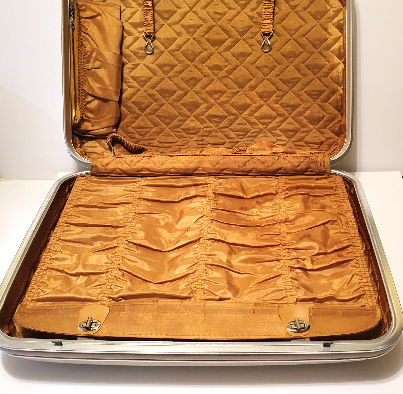 MCM Jetliner Suitcase Off White Hard Shell Vintage Luggage 21×16
