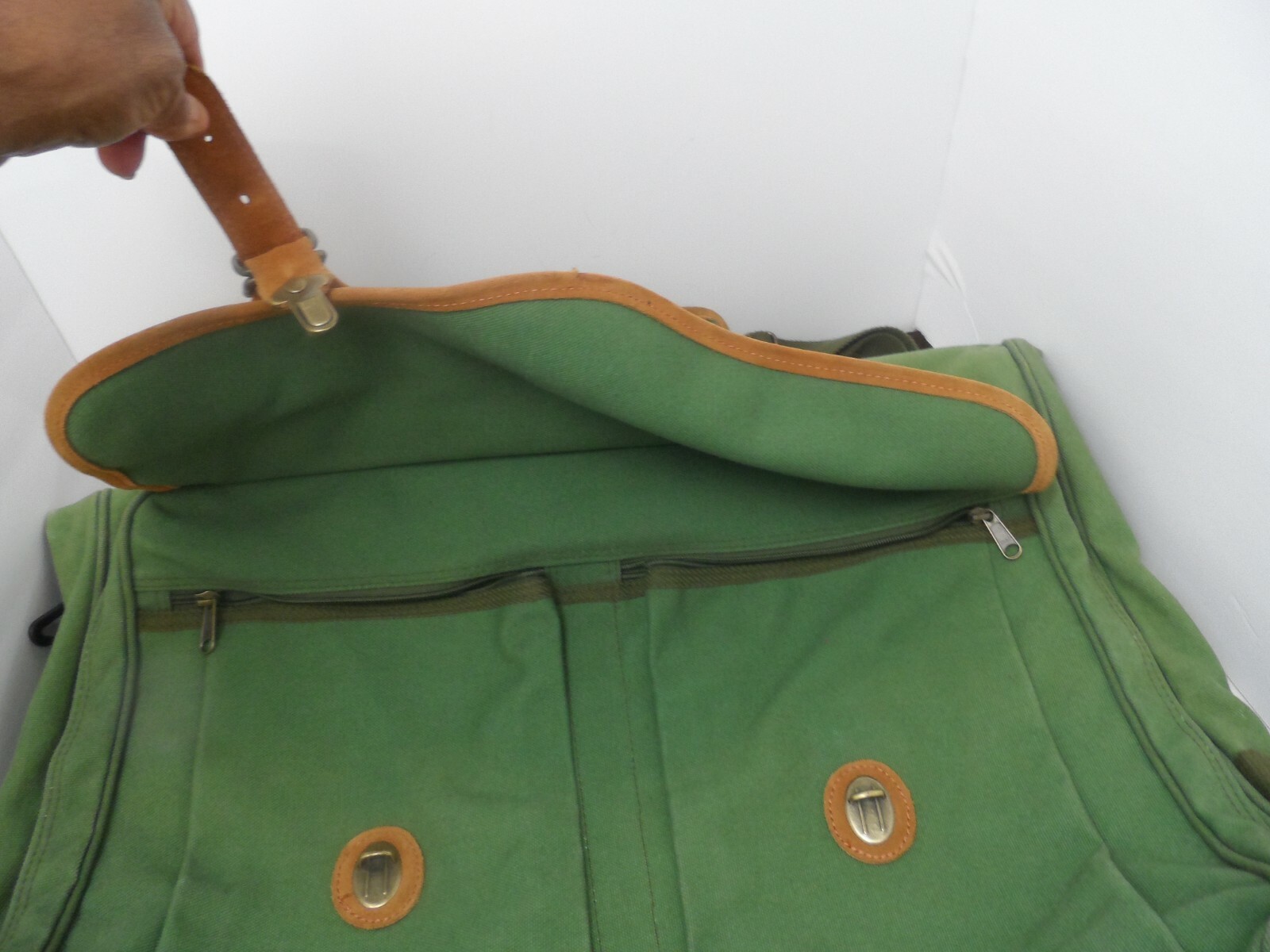 VTG. EDDIE BAUER Friday Harbor GARMENT BAG Olive Green Canvas Leather Luggage