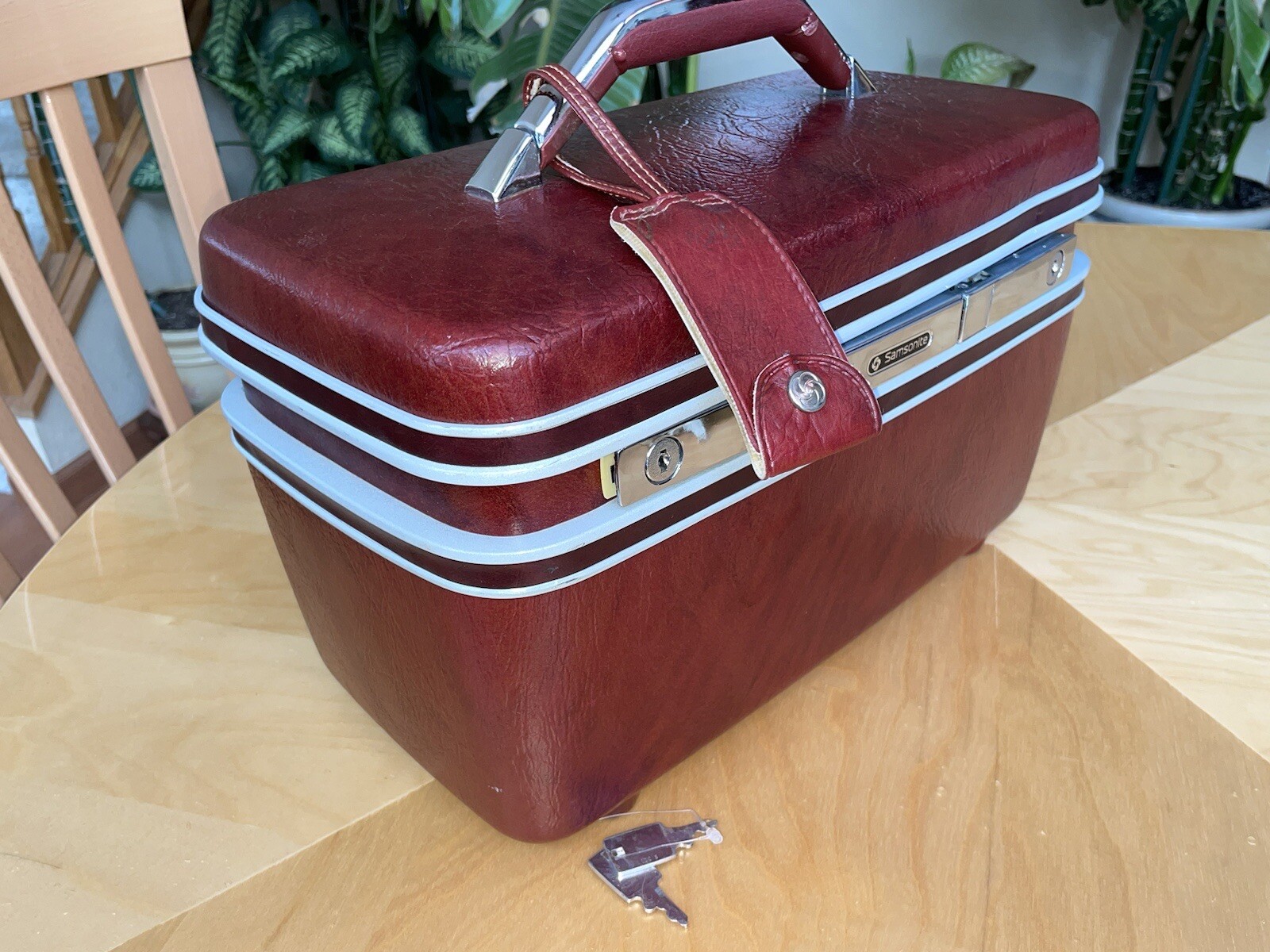 VTG Samsonite Burgandy Maroon Train Hard Makeup Case with Mirror 2 Keys + Tag