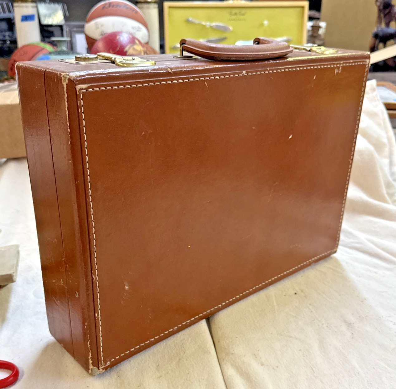 VINTAGE LITE BROWN BREIFCASE no name HARD CASE ATTACHE FILE TRAVEL
